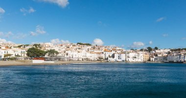 Cadaques, ünlü küçük İspanyol şehir panoramik manzaralı 