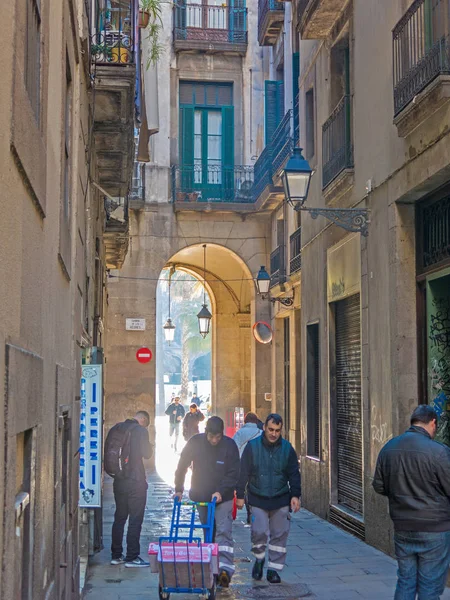 Scène quotidienne sur la place royale dans le quartier gothique de la ville de Barcelone. Barcelone, Catalogne, Espagne — Photo