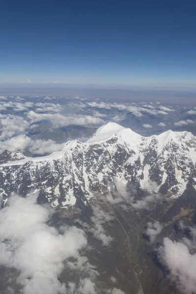 Vista aérea de Huayna Potosi. A Cordilheira Real é uma cordilheira do Altiplano sul-americano da Bolívia. Esta gama de montanhas de dobra, em grande parte composta de granito, está a sudeste de Titicaca — Fotografia de Stock