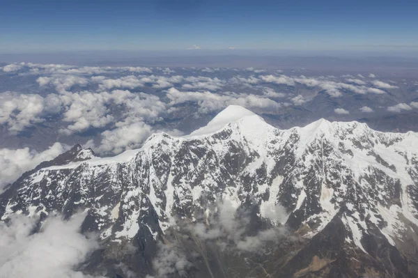 Veduta aerea di Huayna Potosi. La Cordillera Real è una catena montuosa dell'Altipiano sudamericano della Bolivia. Questa gamma di montagne piega, in gran parte composto da granito, si trova a sud-est di Titicaca — Foto Stock