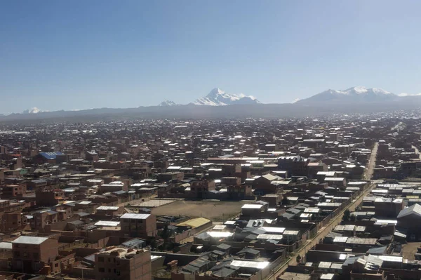 The city of La Paz high in the Andes Mountains in Bolivia . — Stock Photo, Image