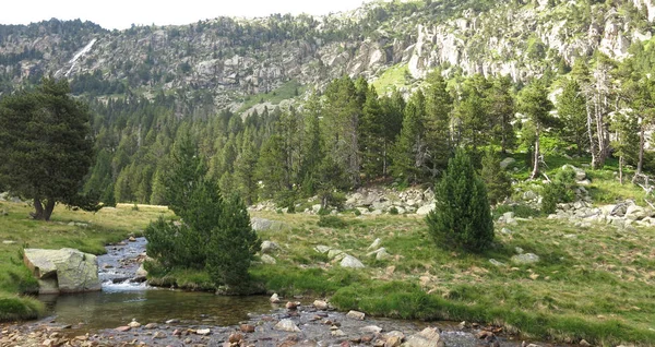 Vista del valle de Llubriqueto en el parque nacional Aiguestortes, Catalo —  Fotos de Stock