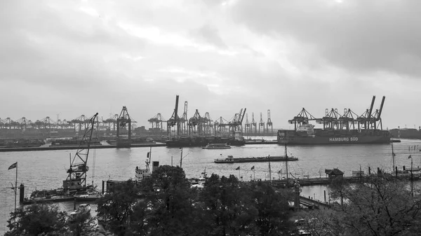 Cargo traffic in Hamburg. It's the central hub for trade with Ea — Stock Photo, Image