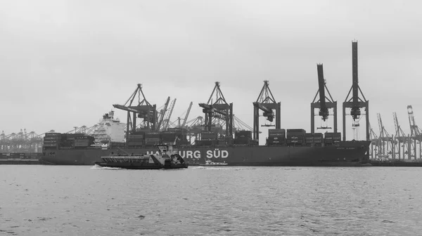 Cargo traffic in Hamburg. It's the central hub for trade with Ea — Stock Photo, Image