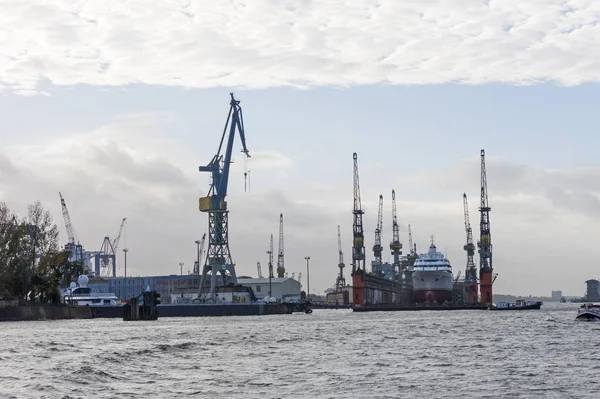 Grúas de transbordo en Puerto de Hamburgo. Hamburgo, Alemania —  Fotos de Stock