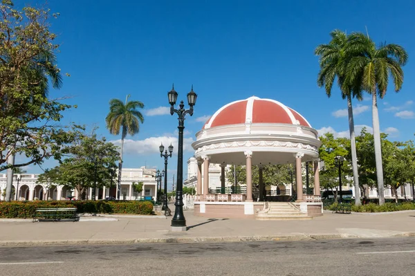 Jose Marti­ Park, the main square of Cienfuegos, in front of th — Stock Photo, Image