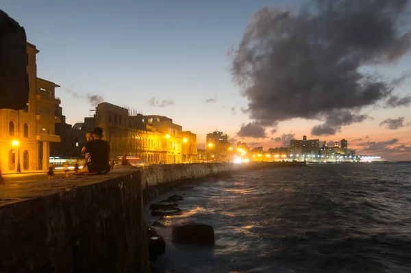 マレコン、有名なハバナ遊歩道の夕日。キューバ。ボーで — ストック写真