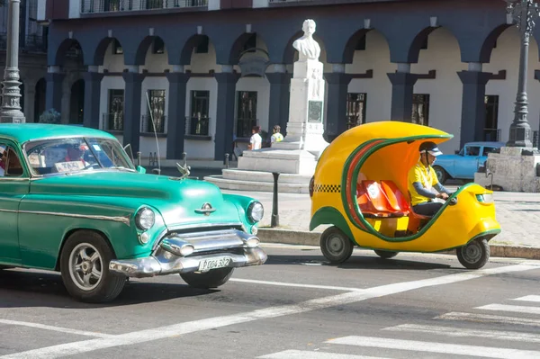 Eski araba ve Cocotaxi Eski Havana'da. Coco taksi bir otomatik ricksha olduğunu — Stok fotoğraf