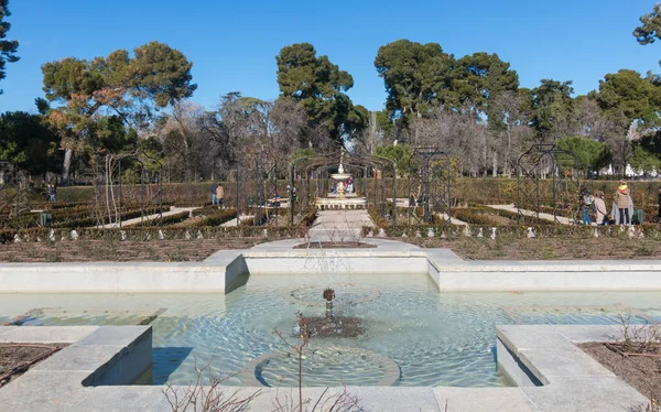 Madrid, die Hauptstadt Spaniens. Rosengarten (Rosarium) im pensiro retiro. Madrid, Spanien. — Stockfoto
