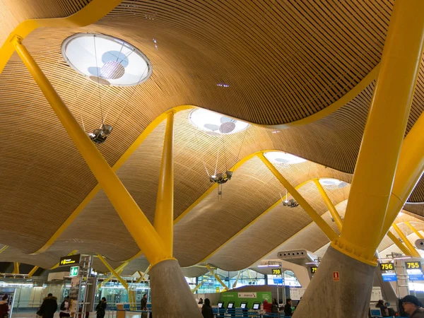 Intérieur de l'aéroport de Barajas à Madrid, Espagne . — Photo