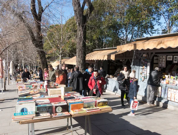 Yürüyüş ve kitapları antika kitapçıda Moyano'nın Slope'da saygısız insanlar Buen Retiro Park, Madrid, İspanya yakınındaki