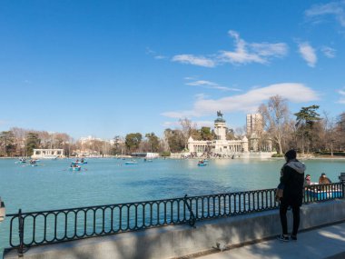 Güzel resim, turistlere tekne Alfonso XII Parque del Buen Retiro - Madrid, İspanya hoş geri çekilme Park içinde anıt