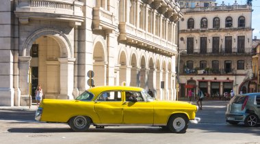 Havana, Küba'da şehir merkezindeki eski Amerikan arabası ile sokak sahne