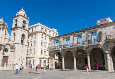 San Cristobal Katedrali Barok mimarisi ile Plaza de la katedral Eski Havana'da panoramik. 