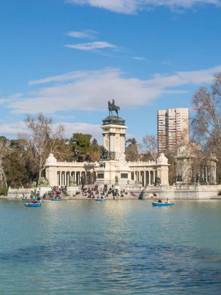 Schönes bild von touristen auf booten am denkmal für alfonso xii im parque del buen retiro - park des angenehmen rückzugs in madrid, spanien — Stockfoto