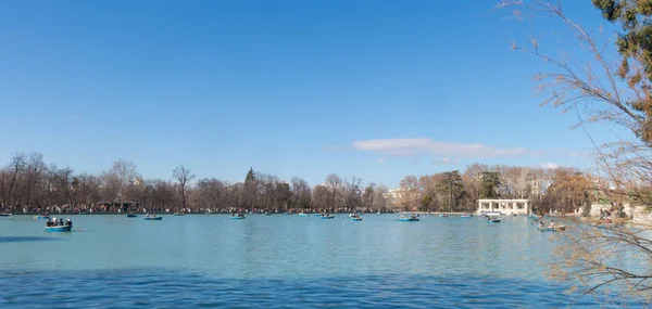 Bella foto di turisti in barca sul laghetto del Parque del Buen Retiro - Parco del Piacevole Ritiro a Madrid, Spagna — Foto Stock