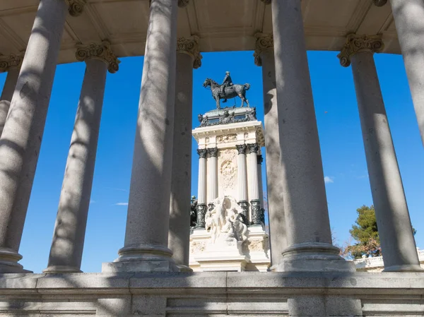 Μνημείο Alfonso Xii σε Buen Retiro πάρκο ηλιόλουστη ημέρα, Μαδρίτη — Φωτογραφία Αρχείου