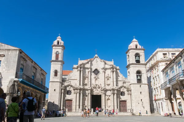 San Cristobal Katedrali Barok mimarisi ile Plaza de la katedral Eski Havana'da panoramik. — Stok fotoğraf