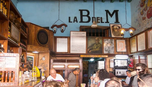 哈瓦那的室内 Bodeguita del 译介。自1942年开业以来, 这家著名的餐厅一直是海明威、巴勃罗和其他名人的宠儿。 — 图库照片