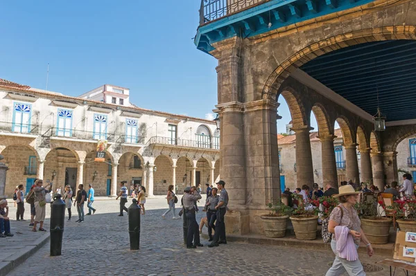 Turistas na Praça da Catedral em um belo dia. Havana Velha, Cuba. Nesta praça encontra-se a catedral, o Museu de Arte Colonial e o Museu de Arqueologia. Cuba — Fotografia de Stock