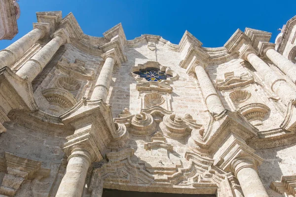 Фасад собора Сан-Кристобаль, Гаванский собор. Соборная площадь является одной из главных площадей в Старой Гаване, Куба — стоковое фото
