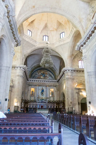 Interior de la Catedral Católica de La Habana Vieja. La sala tiene pilares de piedra, techo alto, y filas de bancos que van hasta el extremo lejano. Cuba —  Fotos de Stock