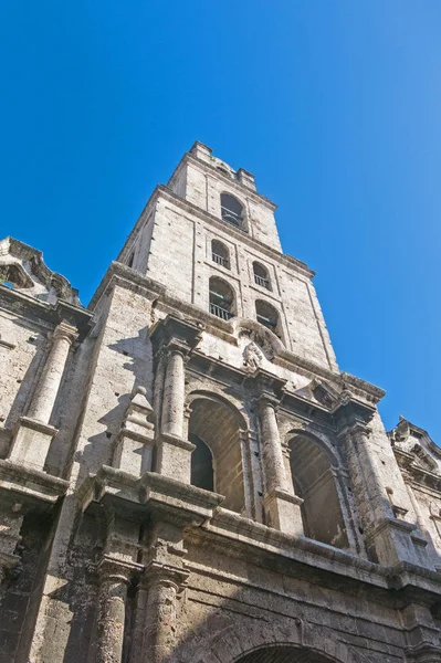 Fassade der San Francisco-Kirche in Old Havana, einem berühmten touristischen Wahrzeichen der Kolonialstadt. havana city, kuba. — Stockfoto