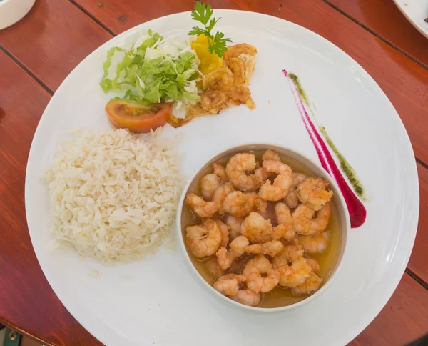 Close up tasty fried pink shrimps cooked with garlic or prawns seasoned with olive oil and herbs served as rice cooked a seafood starter on plate for lunch — Stock Photo, Image
