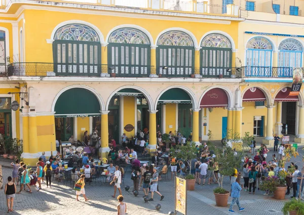 The historic Old Square or Plaza Vieja in the colonial neighborhood of Old Havana. Havana. Cuba — Stock Photo, Image