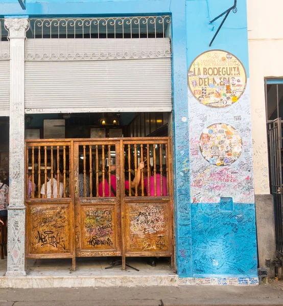 Bar La Bodeguita del medio, na Obispo Street. Havana, Kuba — Stock fotografie