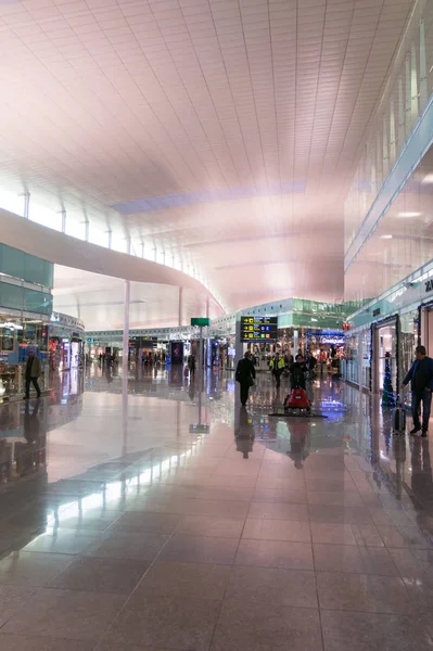 Pasajeros con equipaje en el Aeropuerto Internacional de Barcelona El Pr —  Fotos de Stock