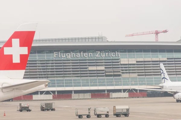 Dimma i Kloten flygplatsen eller Zürichs internationella flygplats. Det är — Stockfoto