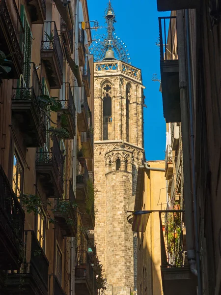 The belfry of the cathedral from the Gothic Quarter in Barcelona — Stock Photo, Image