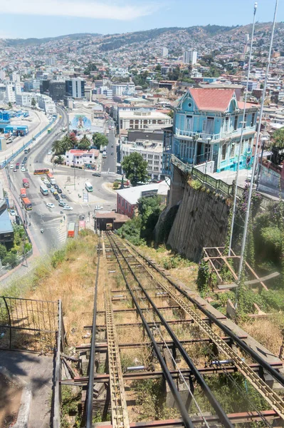 Die artilleria-bahn in valparaiso, chili. Der Aufzug war — Stockfoto