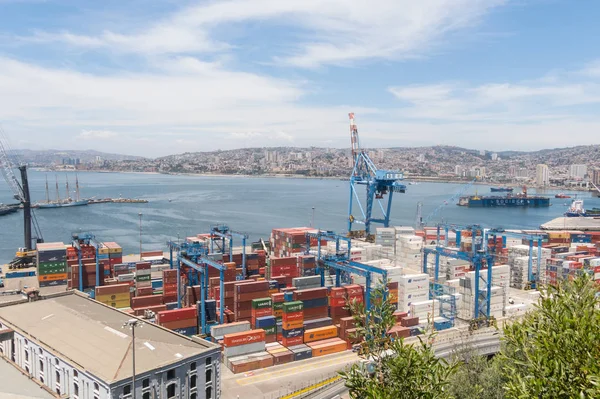 O movimentado porto de carga na América do Sul em Valparaíso, Chile. É... — Fotografia de Stock