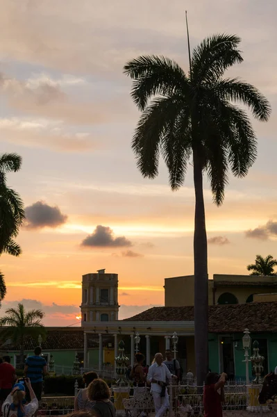 Kubanischer Sonnenuntergang mit Oldtimer in Trinidad, Kuba — Stockfoto