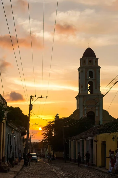 キューバのトリニダで旧型とキューバ ストリート日没 — ストック写真