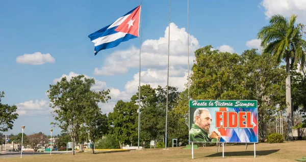 Manifesto con immagine di Fidel Castro e bandiera cubana a Santa Clara , — Foto Stock