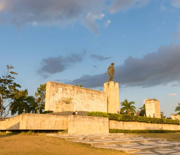 Les touristes visitent le Mémorial et Musée Che Guevara dans le village — Photo