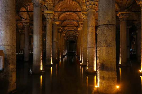 La citerne Basilique - réservoir d'eau souterraine. Istanbul, Tu — Photo