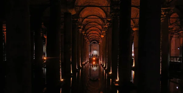 Die Basilika Zisterne - unterirdisches Wasserreservoir. istanbul, tu — Stockfoto