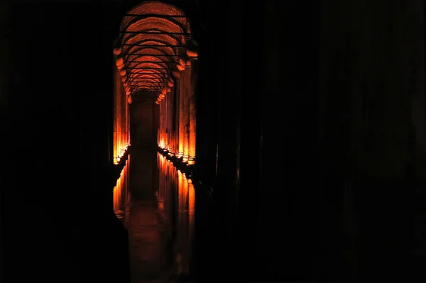 A Basílica Cisterna - reservatório de água subterrânea. Istambul, Tu — Fotografia de Stock