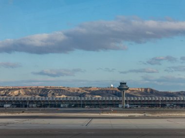 Bir uçak Adolfo Suarez Madrid Barajas Havaalanı Terminal T4 piste çıkarmaya hazırlar. Barajas Madrid İspanya hizmet veren Uluslararası Havaalanı olduğunu.