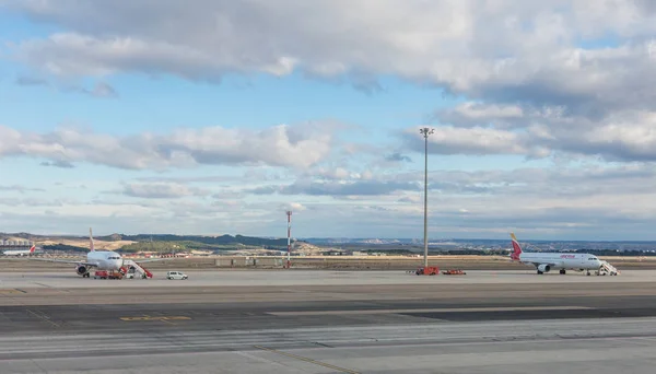 飛行機は、アドルフォ ・ スアレス マドリード ・ バラハス空港ターミナル T4 の滑走路に離陸する準備します。. — ストック写真
