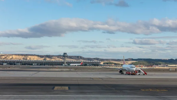 Egy sík arra készül, hogy vegye le a kifutópálya, a terminál T4 a a Adolfo Suarez Madrid Barajas repülőtér. — Stock Fotó