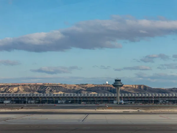 Egy sík arra készül, hogy vegye le a kifutópálya, a terminál T4 a a Adolfo Suarez Madrid Barajas repülőtér. Barajas a fő nemzetközi repülőtér szolgálja, Madrid, Spanyolország. — Stock Fotó