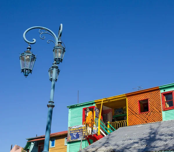 Pouliční lampy s barevnými domy v caminito. — Stock fotografie