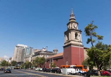 San Francisco Kilisesi, tapınak ve Alameda, Santiago de Chile ana cadde eski manastırda. O Şili'deki en eski mimari anıtıdır.