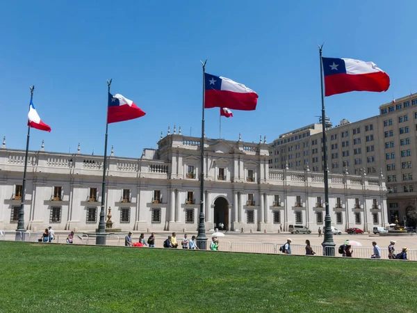 Utsikt over presidentpalasset, kjent som La Moneda, i Santiago, Chile. Palasset ble bombet i 1973. – stockfoto