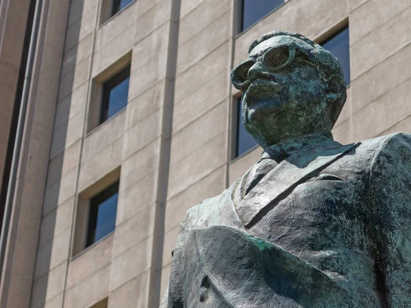 Detalle de monumento al estadista y figura política chilena. Salvador Allende Gossens en Santiago de Chile. Murió durante el bombardeo en el golpe de 1973. . — Foto de Stock